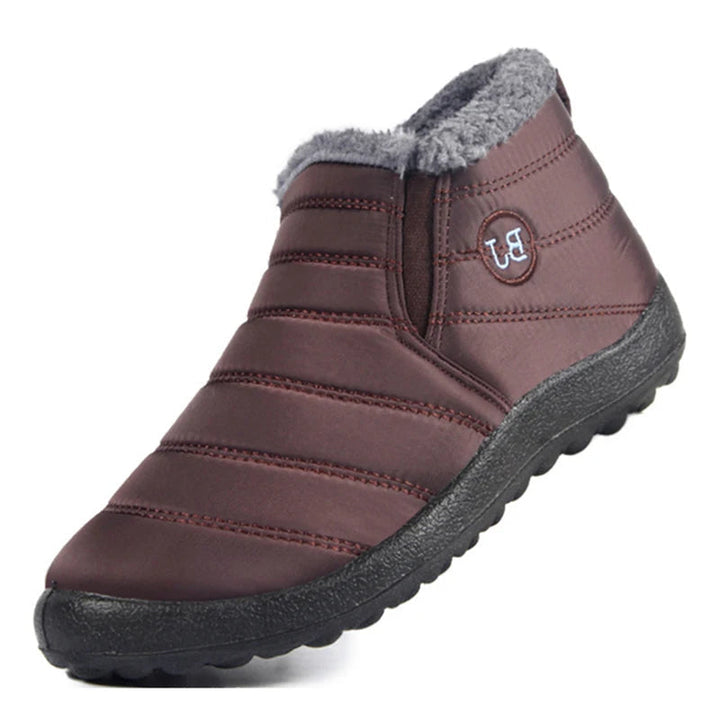 Vattenavvisande herrvinter slip-ons. Lätta att ta på, varma med fleecefoder och robust gummisula för vintern.