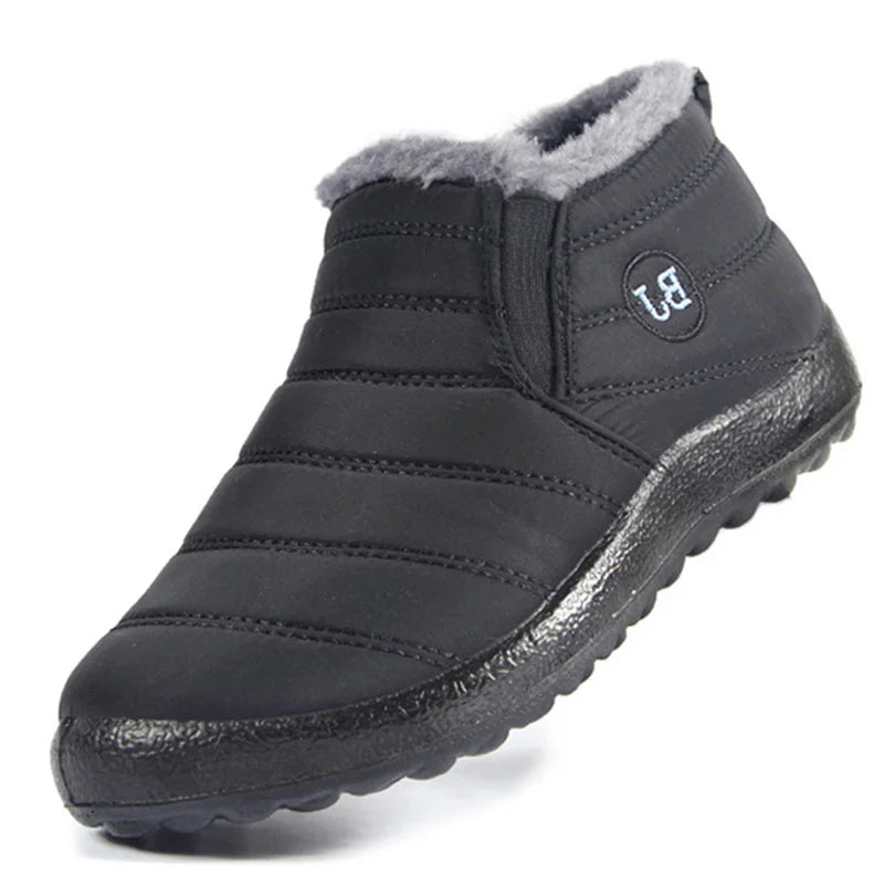 Herr slip-on komfortskor, fleecefodrade för extra värme. Vattenavvisande yta och gummisula för säkra vintersteg.