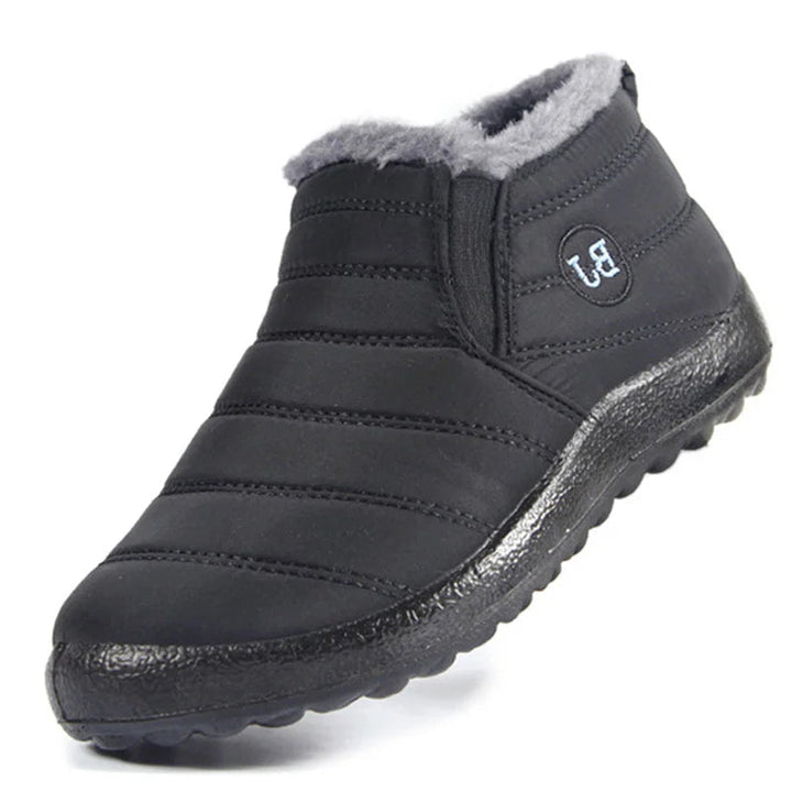 Herr slip-on komfortskor, fleecefodrade för extra värme. Vattenavvisande yta och gummisula för säkra vintersteg.