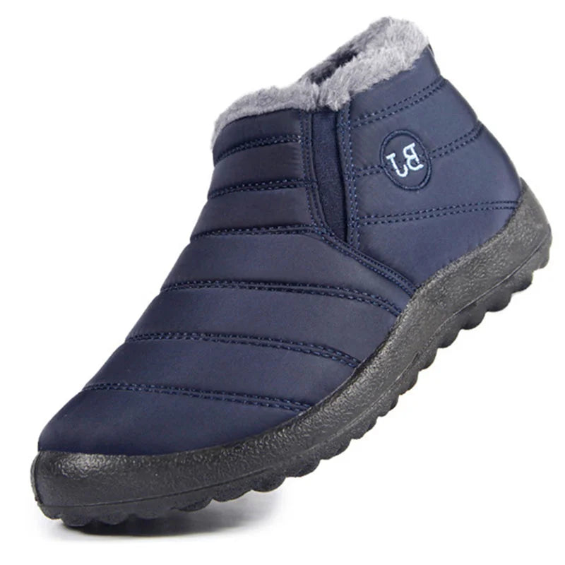 Värmande herrvinter slip-ons med fleece och vattenavvisande material. Skyddar fötterna i kallt och fuktigt vinterväder.