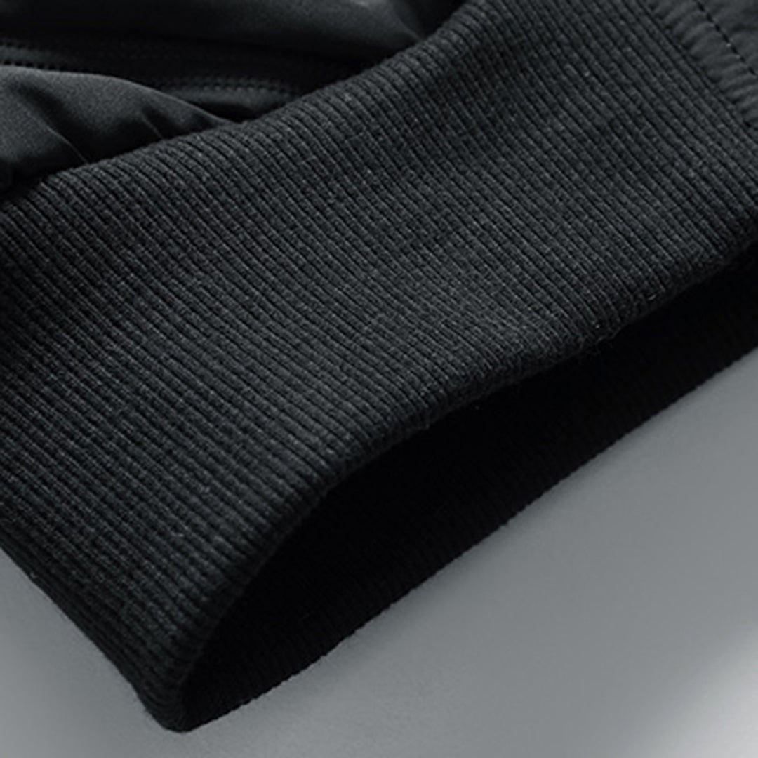 Detaljbild av herr vinterjacka, visar material och värmeisolering, snygg och funktionell.