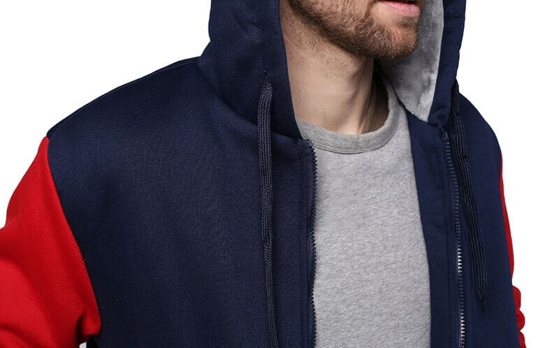 Fullängdsbild av herr som poserar i en modern och varm vinterjacka med fleece