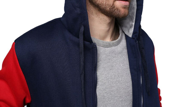 Fullängdsbild av herr som poserar i en modern och varm vinterjacka med fleece