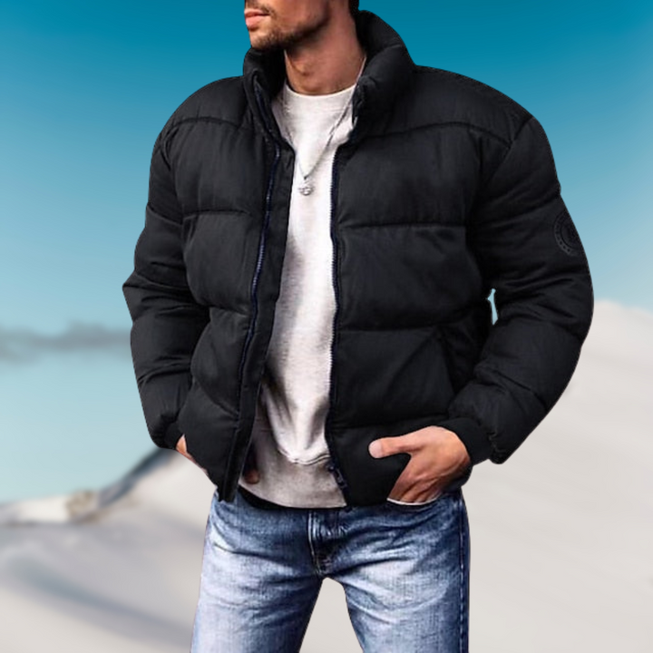 Varm herr vinterjacka med modern design, idealisk för kallt väder. Trendig pufferjacka.