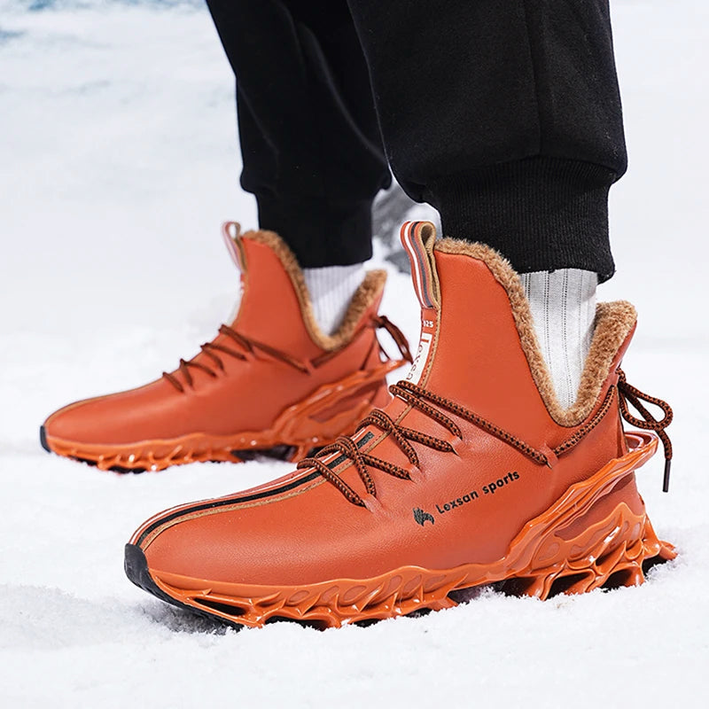 Svart-orange höga herrvintersneakers med snörning. Idealiska sportskor för kalla dagar och aktiv fritid.
