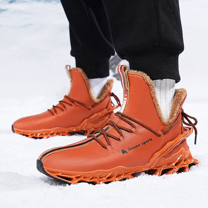 Svart-orange höga herrvintersneakers med snörning. Idealiska sportskor för kalla dagar och aktiv fritid.