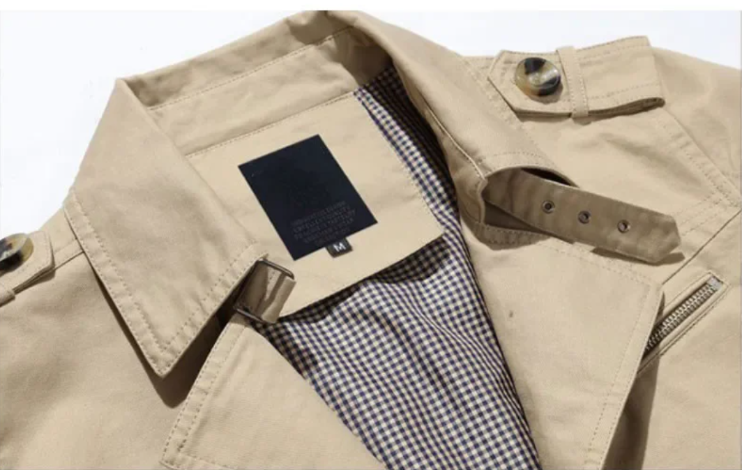 Mångsidig herr trenchcoat i khaki, idealisk som vårjacka eller höstjacka. Praktisk ytterplagg.