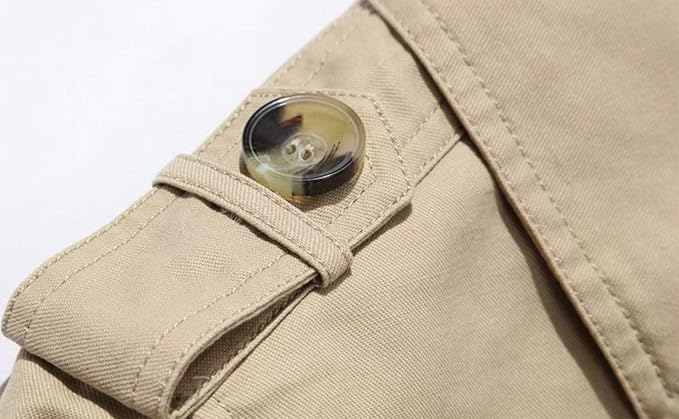 Herr trenchcoat i khaki, helkropp. Modern och väderbeständig ytterplagg för alla tillfällen.