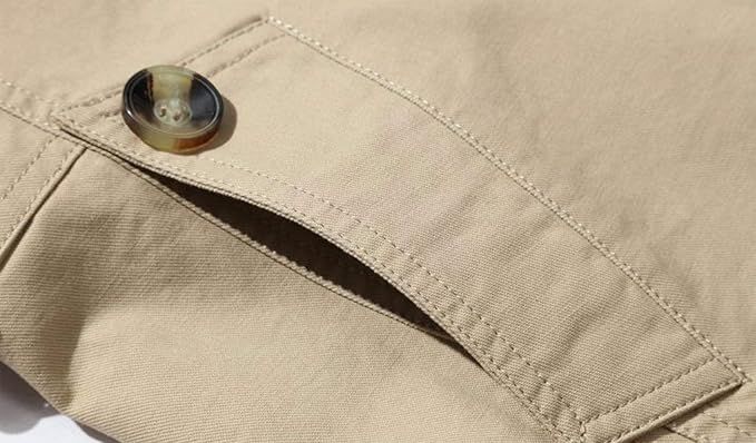 Detalj av herr trenchcoat i khaki. Hög kvalitet på tyg & sömnad. Modejacka för herrar.