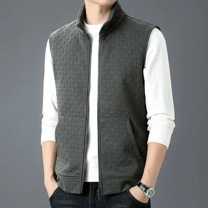 Herr Zip Vest Aktiv Stil som ett snyggt och funktionellt lager över en tröja, sportig look.