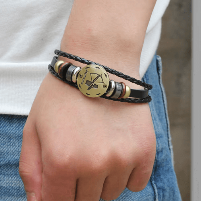 Herrarmband i konstläder med unik zodiak charm, kompletterar varje outfit. Modearmband.
