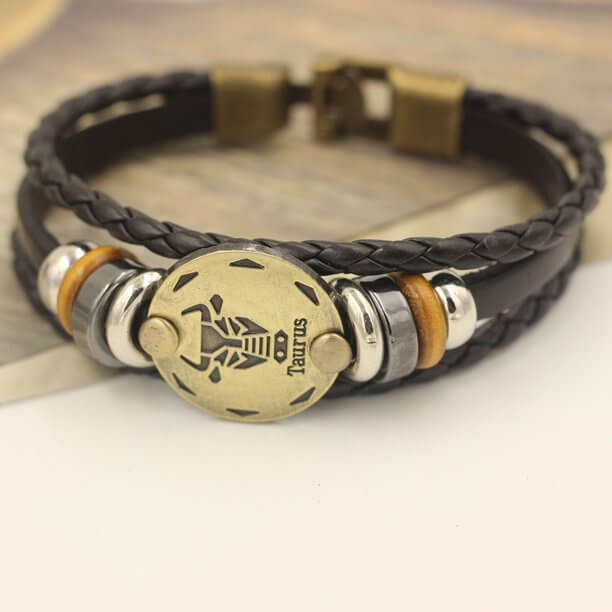 Zodiac charmarmband i mörkbrunt konstläder, personligt accessoar för män. Present.