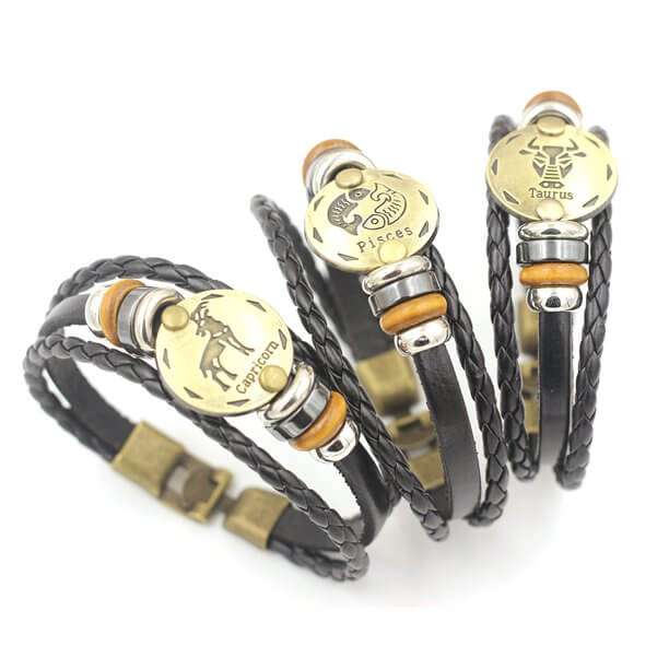 Modernt herrarmband i konstläder med en iögonfallande zodiak charm. Stjärntecken present.