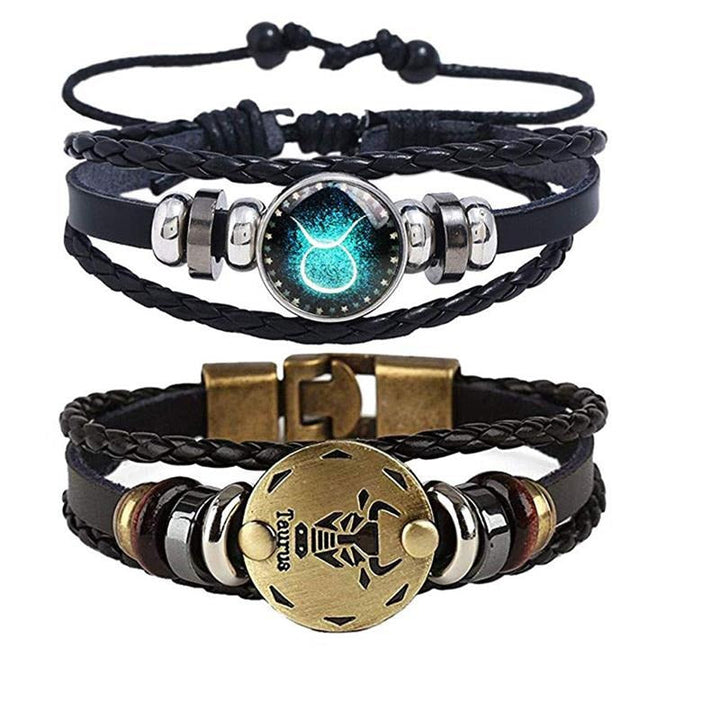 Närbild på herrarmband i konstläder med detaljerad zodiak charm, personligt stjärntecken smycke