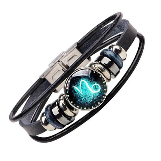 Minimalistiskt herrarmband i konstläder med accentuerad zodiak-charm. Modearmband.