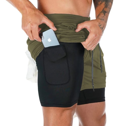 Man tränar i flexibla, fuktdränerande 2-i-1 sportshorts för herrar, perfekt för löpning och gym.