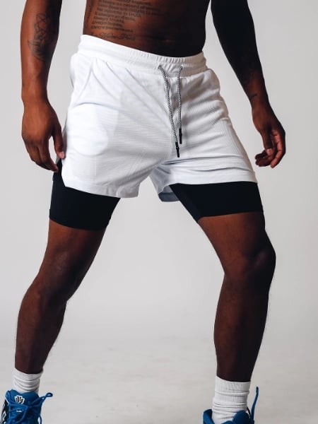 Baksida av flexibla 2-i-1 sportshorts för herrar, fuktdränerande design för gym och utomhusbruk.