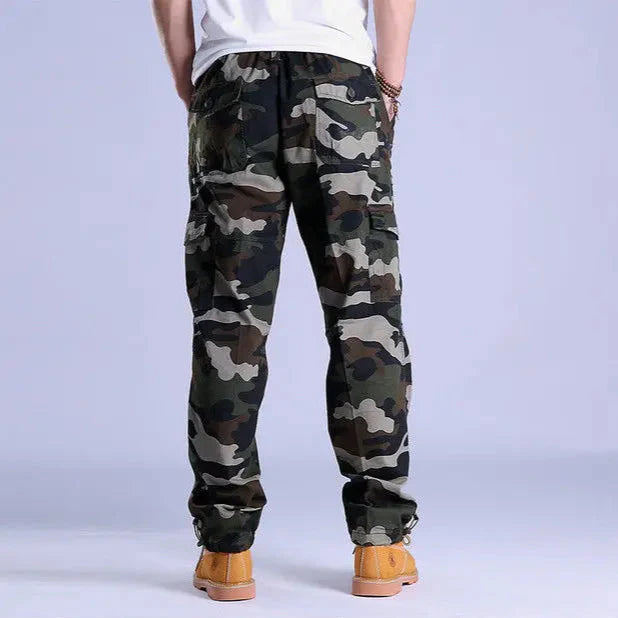 Moderna herr kamouflage byxor, perfekta för en avslappnad men trendig look.