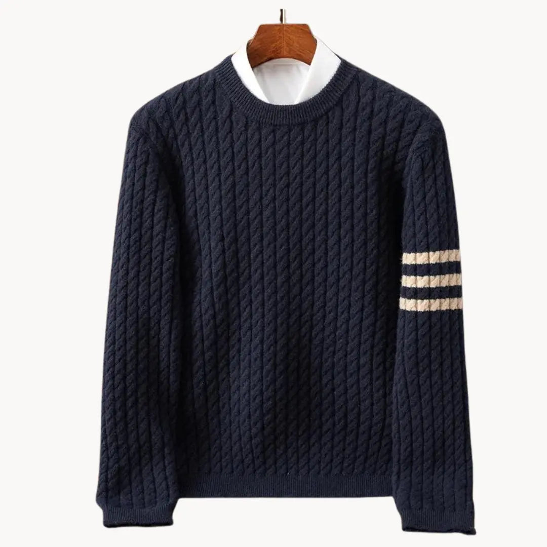 Marinblå stickad herrtröja med crewneck. Komfortabel och stilren vardagsfavorit för lager på lager.