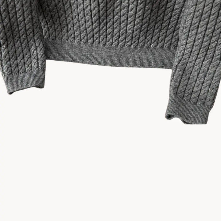 Kamel stickad herrtröja med crewneck, en stilren och komfortabel vardagsfavorit. Idealisk för höst.