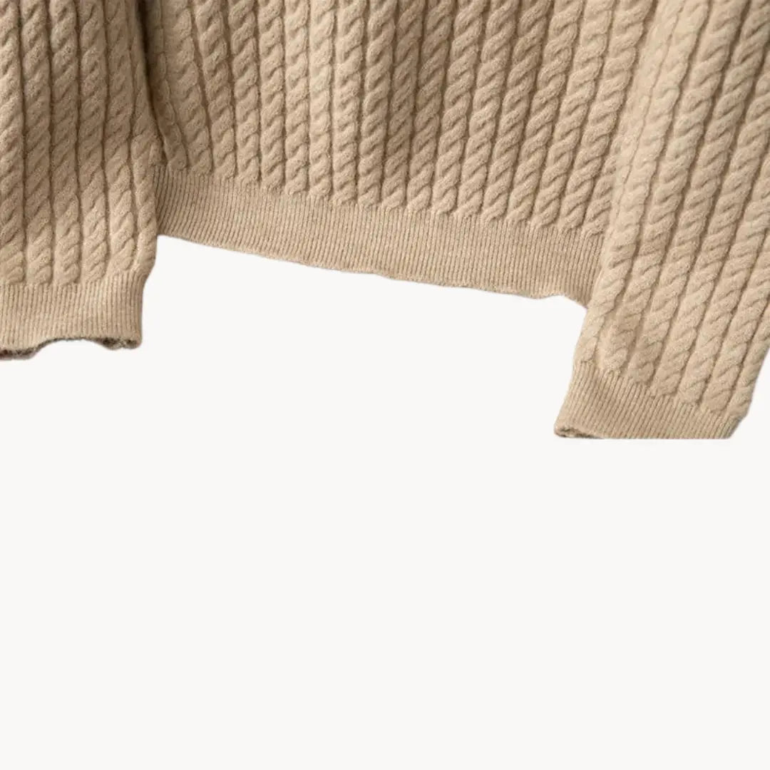Mjuk stickad herrtröja i klassisk crewneck design. Optimal komfort och stil för svalare dagar.