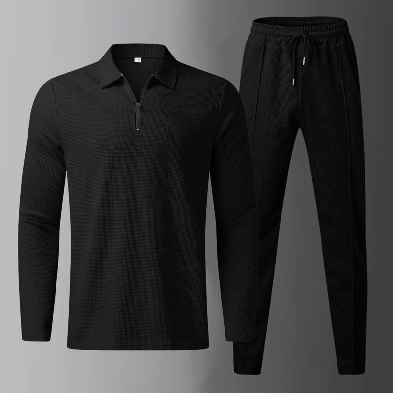 Stilren herrmode ensemble: långärmad skjorta och byxor med dragsko, idealisk för en avslappnad look.