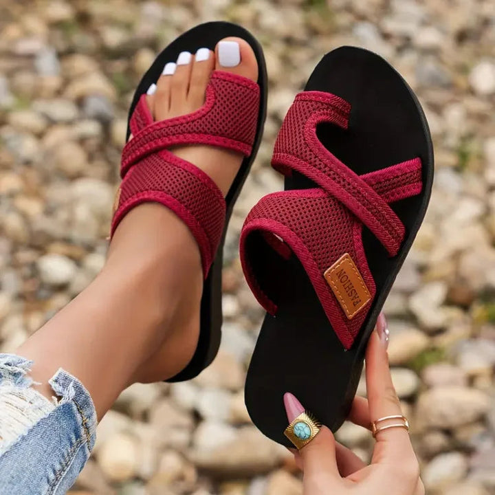 Herrar bär komfortsandaler utomhus. Ergonomiska sommarsandaler ger utmärkt stöd och bekvämlighet.