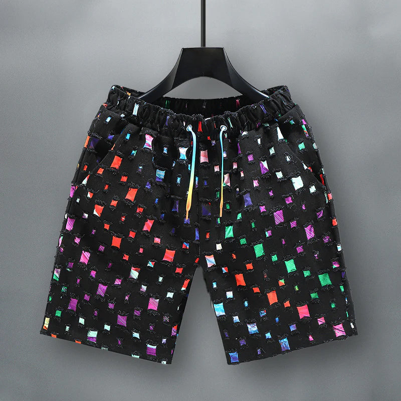Levande färgade slitna herrjeansshorts för sommarbruk, trendig och bekväm casual stil.