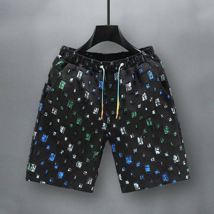 Trendiga herrjeansshorts med sliten look, idealiska för sommarvärme och en avslappnad outfit.