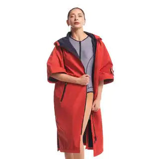 Herrarnas vattentåliga surfjacka med kort ärm och huva. Snabbtorkande och vindtät för vattensporter.