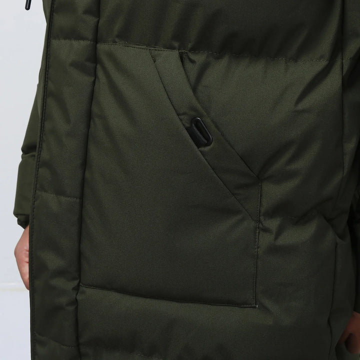 Grå casual lång pufferjacka med huva för män. En modern och varm vinterjacka för optimal komfort utomhus.