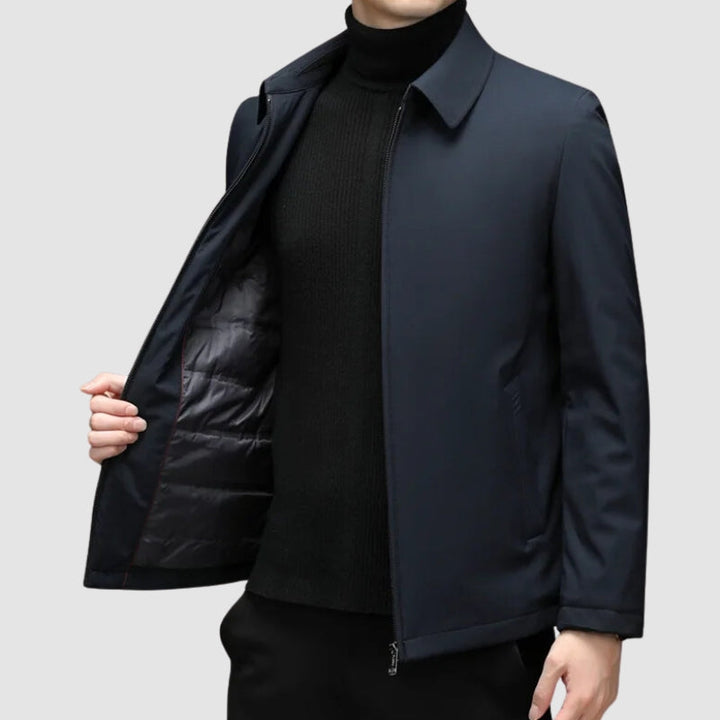 Elegant lättvikts herrkappa, stilren och bekväm för casual mode. Perfekt för höstens ytterplagg.