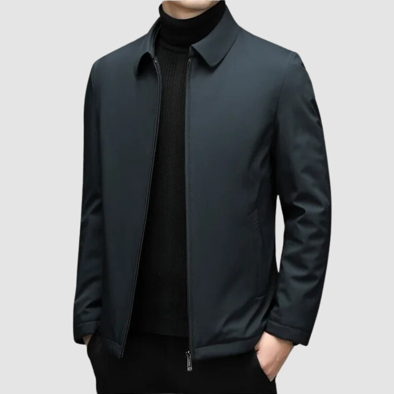 Herrarnas skräddarsydda lättviktskappa, perfekt för en smart casual stil. Idealisk som vardagsjacka.
