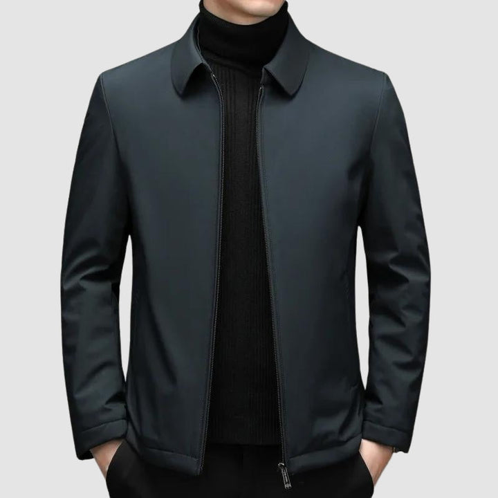Mångsidig herrkappa, lätt och bekväm för vardagsbruk eller en mer dressad look. Tidlös design.