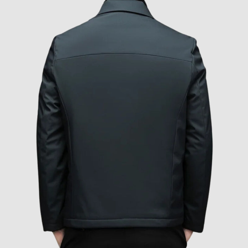 Modern lättviktskappa för herrar, elegant och bekväm för hösten. Ett stilrent ytterplagg.
