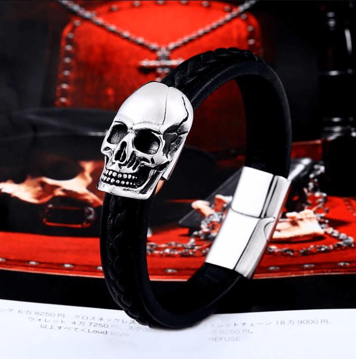 Maskulint dödskallearmband i läder och stål för män i punkstil. Unik accessoar.