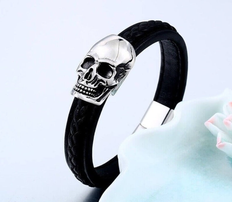 Herrarnas läderarmband med dödskalle i punkstil och robusta ståldetaljer.