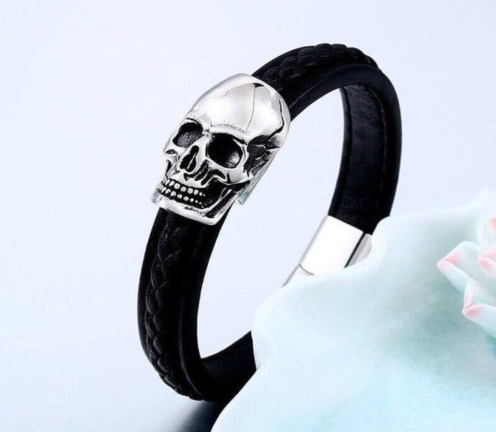Herrarnas läderarmband med dödskalle i punkstil och robusta ståldetaljer.