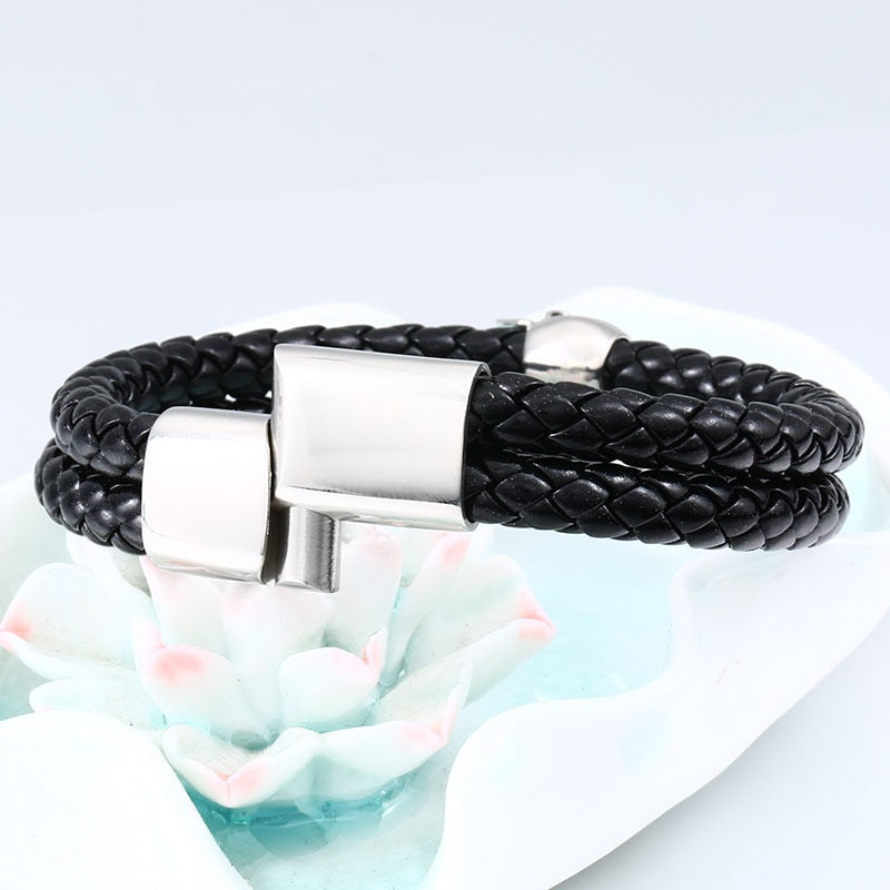 Svart läderarmband med dödskalle i stål, en maskulin accessoar för punkälskare.