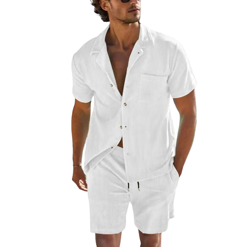 Herrarnas sommarset med kortärmad skjorta och matchande shorts. Perfekt för avslappnad stil och komfort på semestern.