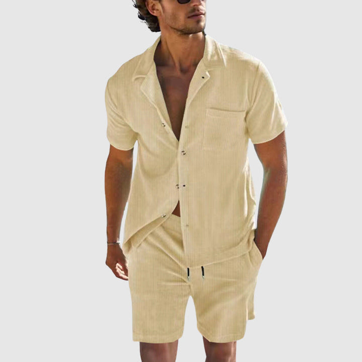 Trendigt matchande sommarset för män, perfekt för strandmode och varma dagar. Kortärmad topp & bekväma shorts.