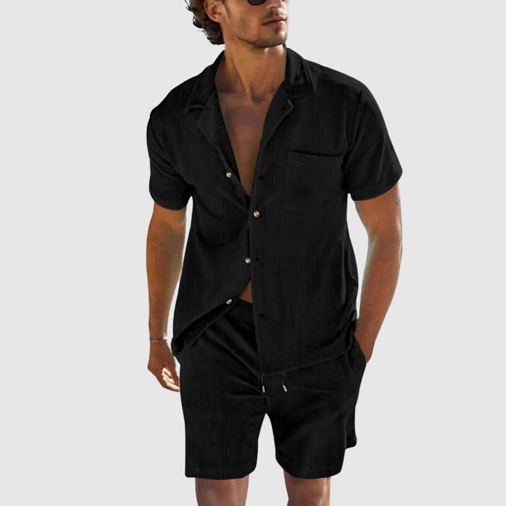 Bekvämt herr sommarset med kortärmad tröja och shorts, idealiskt för semester, strand och varma sommardagar.