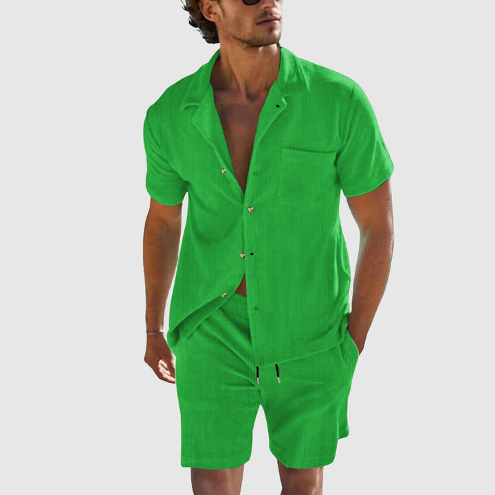Avslappnat och stilrent herr sommarset. Inkluderar en kortärmad skjorta och mjuka shorts för maximal komfort.