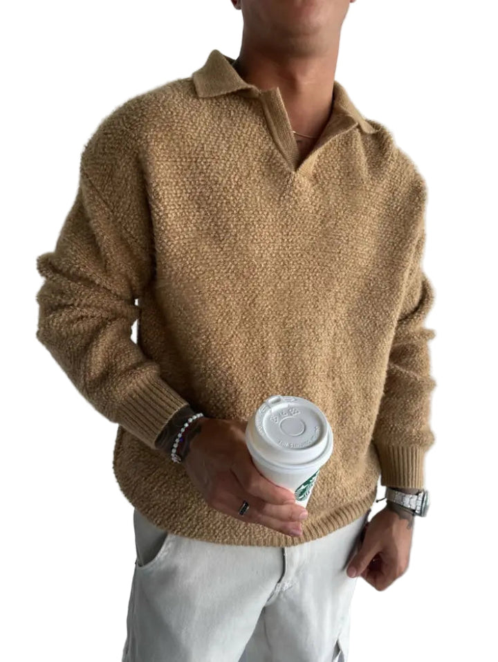 Herrarnas stickade oversized tröja med krage i modern design, perfekt för avslappnad vardag och elegant höstmode.