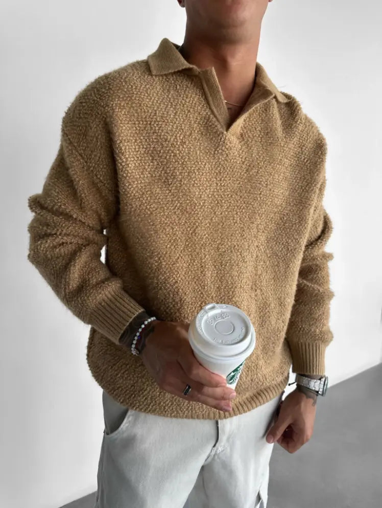 Bekväm herrtröja med krage, stickad i oversized modell för en avslappnad men elegant look under höst och vinter.