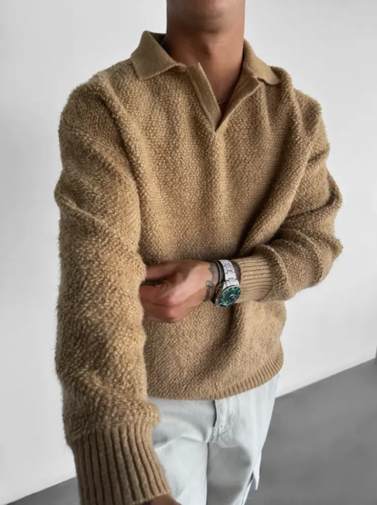 Stilren herrtröja med krage i mjuk, stickad kvalitet. Oversized passform ger komfort för en modern vardagsstil.
