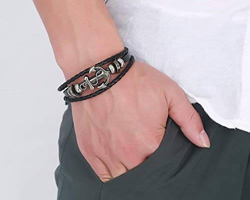 Unikt ankarspänne på brunt läderarmband, ett herrarnas smycke med stark marin känsla.