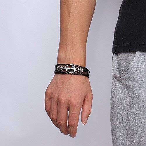 Coolt herrarmband i mörkt läder med ankardesign, ett måste för marin-älskare. Stilfullt och maskulint.