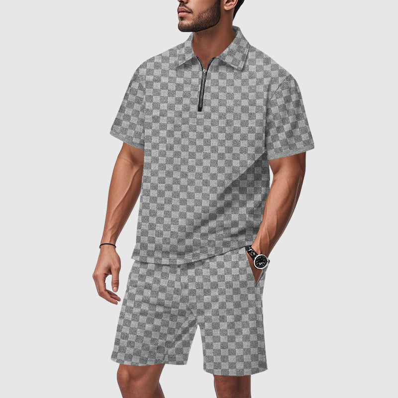 Elegant sommarset för män: pikétröja och shorts med trendigt geometriskt mönster för fritiden.