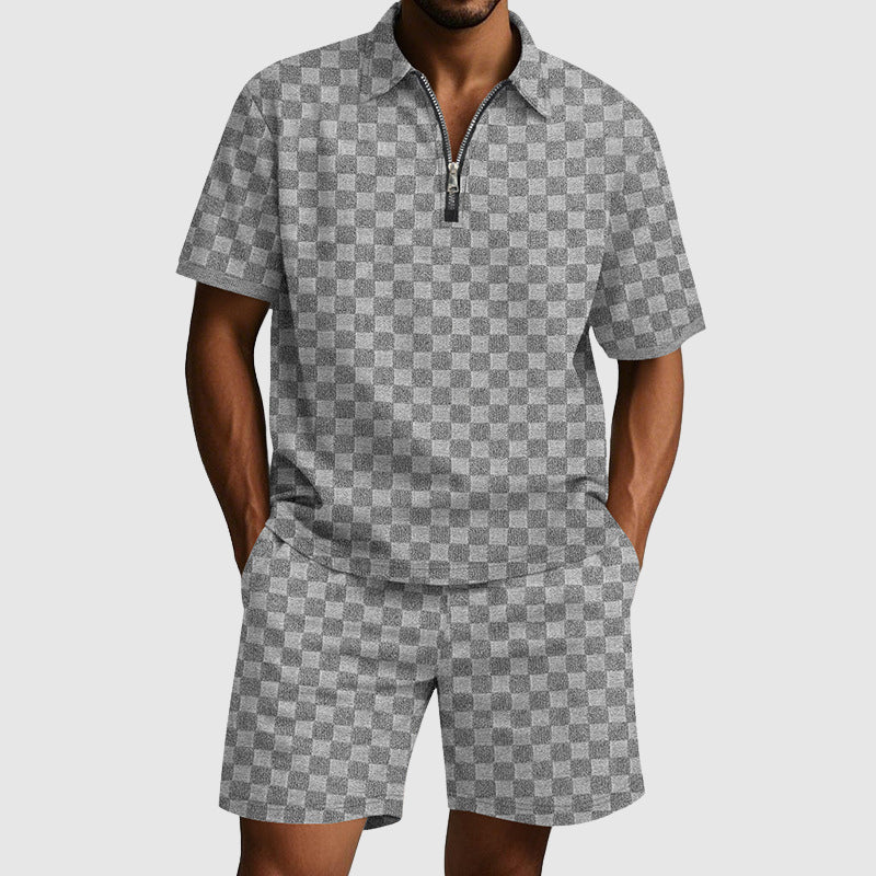Herrkläder: Geometriskt mönstrad pikétröja och shorts, ett bekvämt och modernt sommarset.